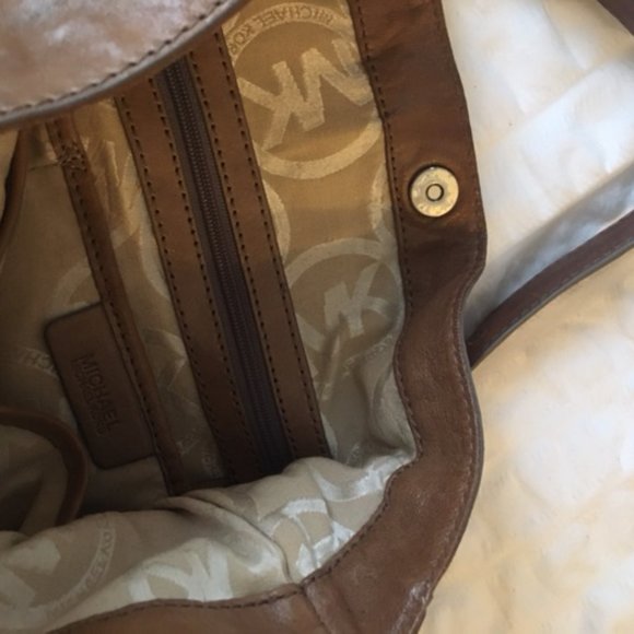 MICHAEL Michael Kors Beige Leather Fulton Shoulder Bag - Picture 5 of 6